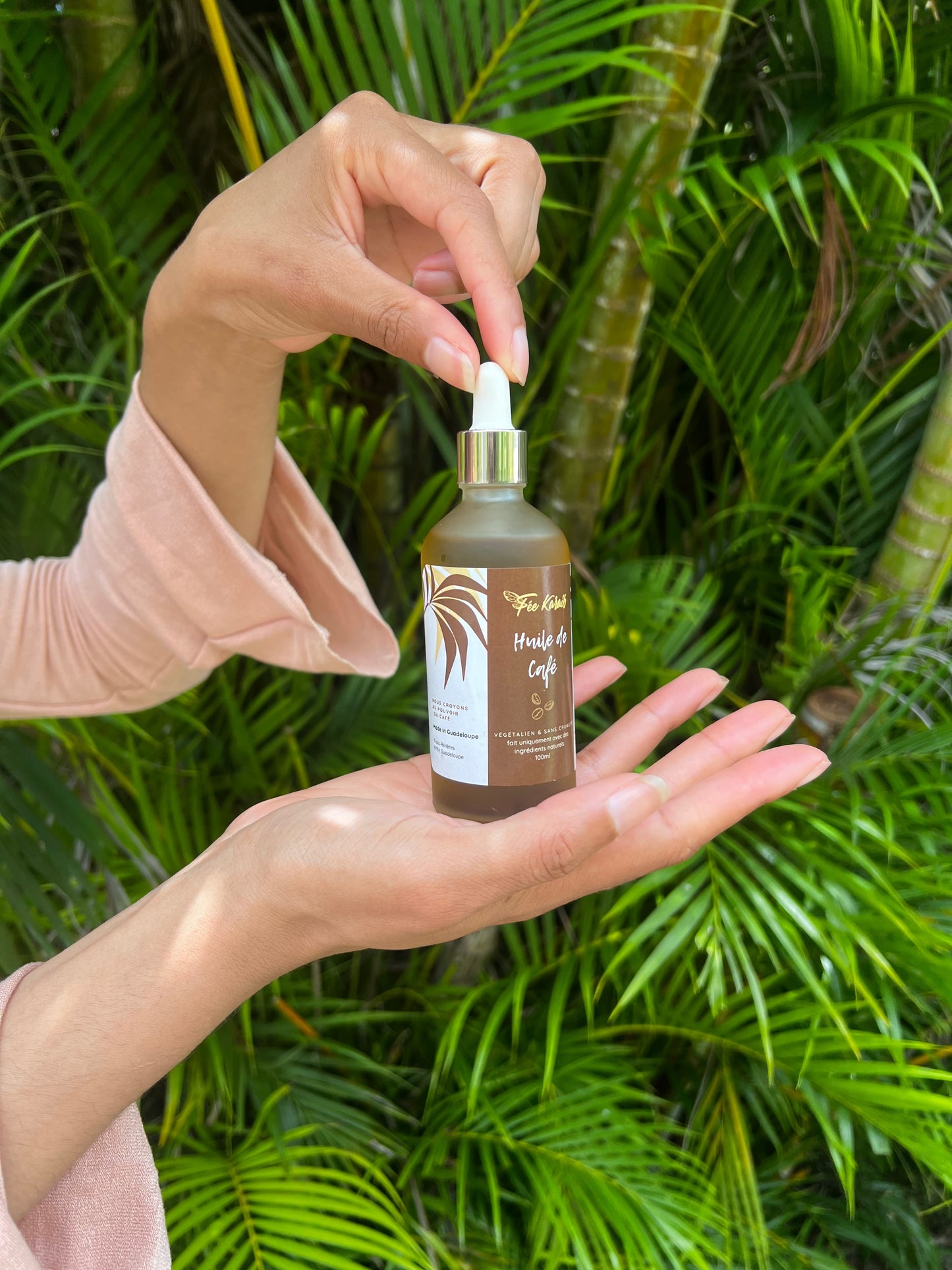 Élixir de Café – L’huile naturelle qui booste la pousse et sublime vos cheveux ! ✨